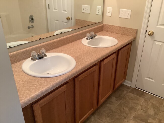 Building Photo - 7204 Weavers Way