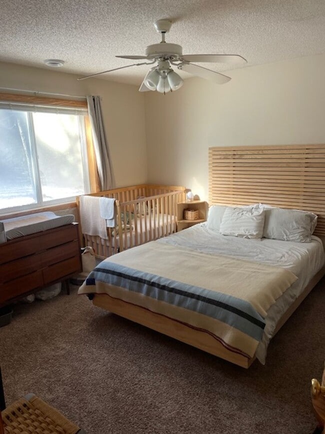 Building Photo - Main floor living! Available in February. 3 Bedroom, 1 Bathroom home