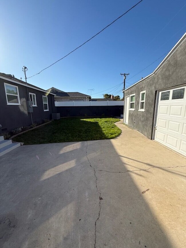 Building Photo - CHARMING REMODELED 3 BEDROOM / 2 BATH HOME