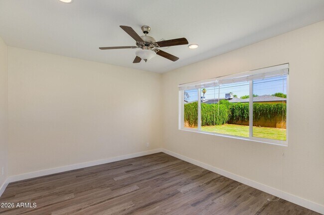 Building Photo - 5002 E Mitchell Dr