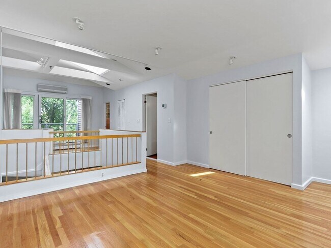 Building Photo - 336 Harvard St