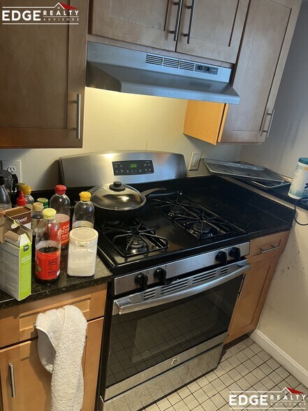 Building Photo - 2 Hingham St