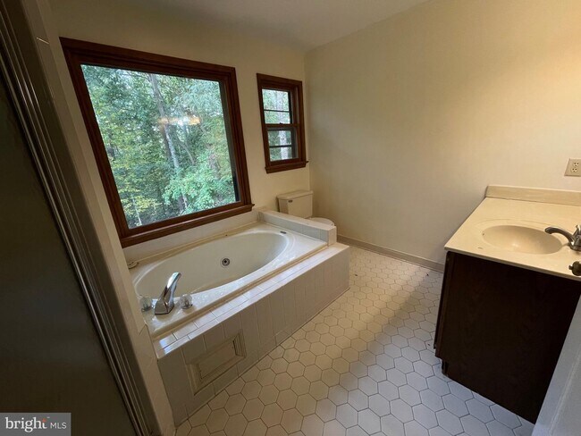Building Photo - 4014 Longwood Dr
