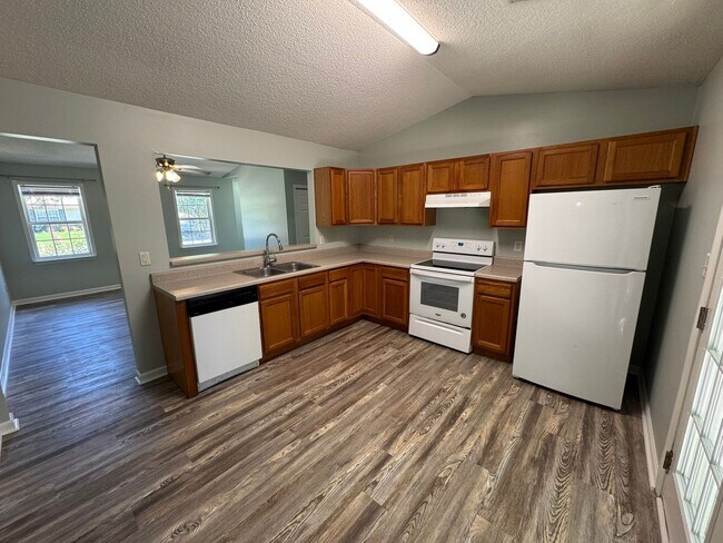Building Photo - Cute 2 Bedroom Home in The Vineyard!