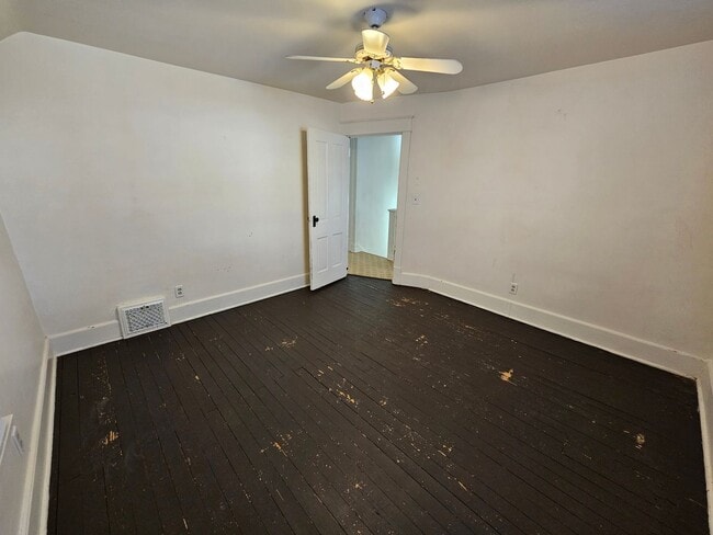 Building Photo - 3 bed, 1 bath, Mishawaka. Fenced Yard. Garage.