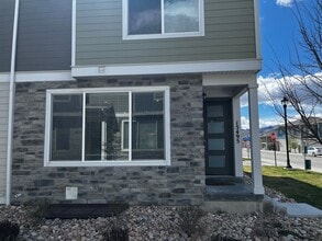 Building Photo - Absolutely STUNNING Townhome!!!