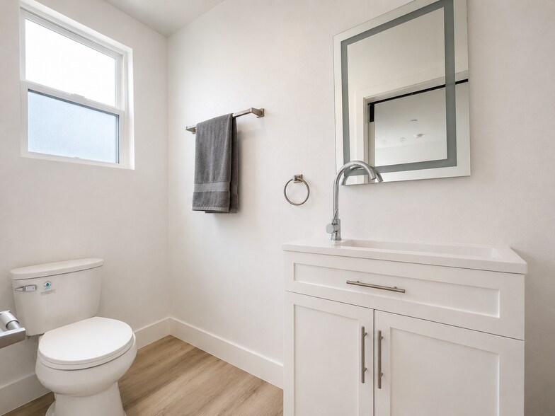 Building Photo - 1532 W 37th St