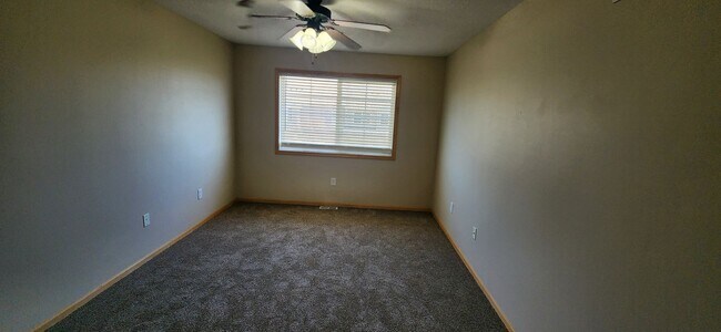 Building Photo - Rare 3 bedroom, 2.5 bathroom rental home w...
