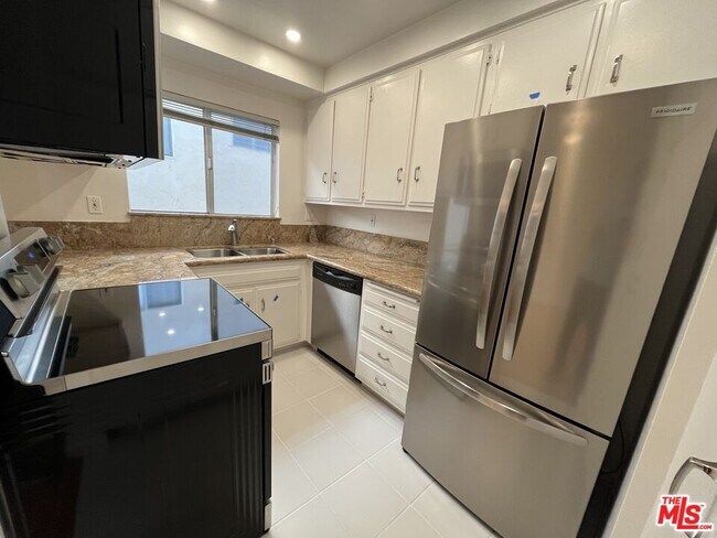 Building Photo - 11937 Darlington Ave