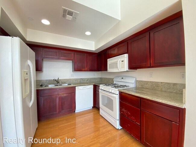 Building Photo - 2 br, 2.5 bath House - 142 4th St