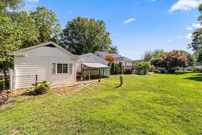Building Photo - Charming 3 Bedroom, 2 Bath Home with Abund...
