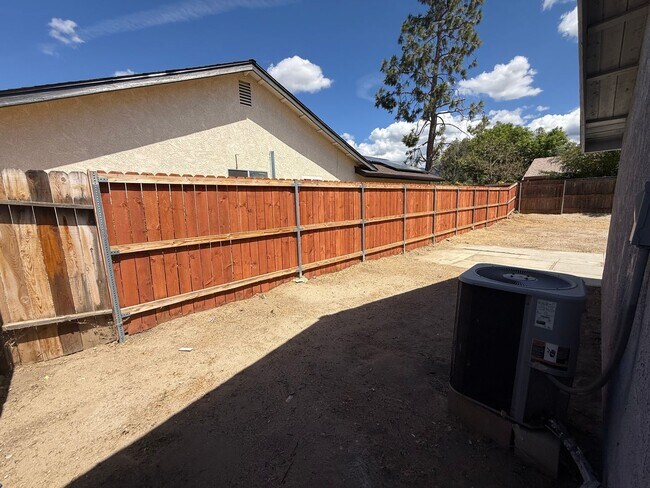 Building Photo - 4 bedroom 2 bath!