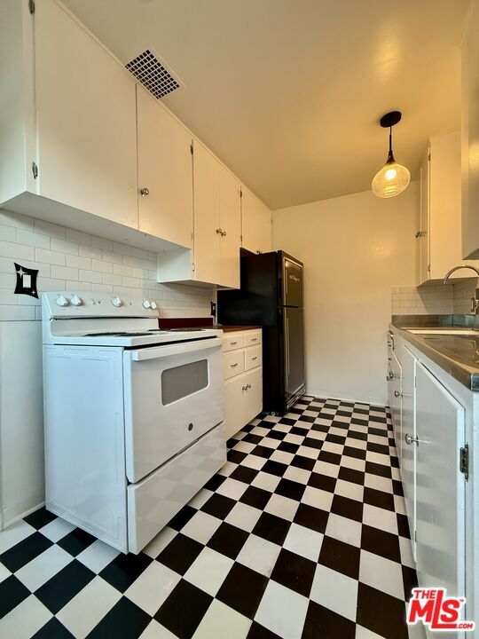 Building Photo - 5560 Village Green