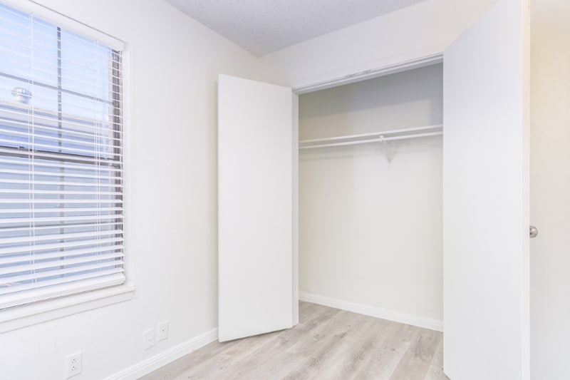 Building Photo - 3 Amanda