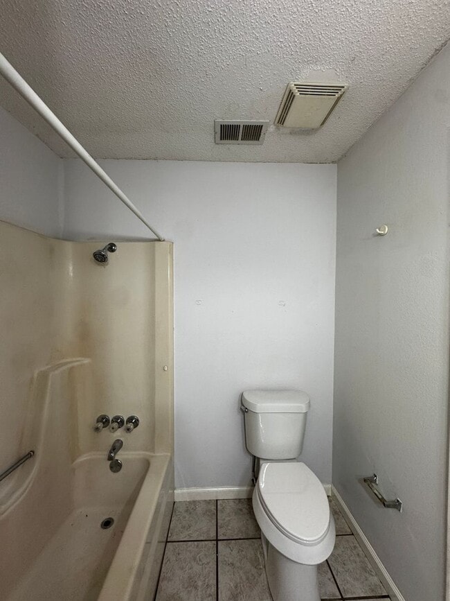 Building Photo - Adorable front  duplex 2bedroom 2bathroom CH/A