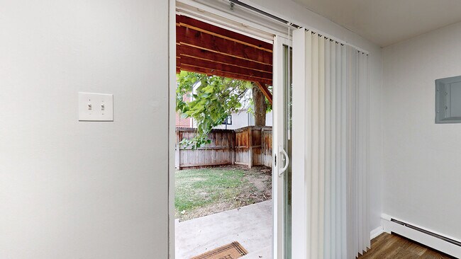 Building Photo - South Majestic