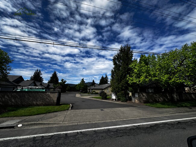 Building Photo - 1220 Q St