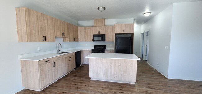 Building Photo - FREE RENT - Beautiful New Construction in McMinnville