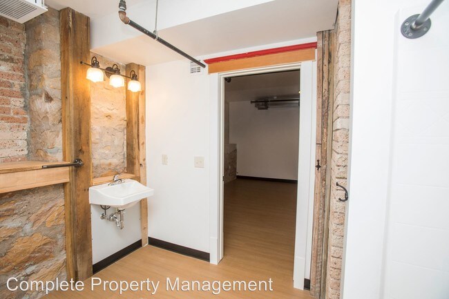 Building Photo - 925 Dilger Ave