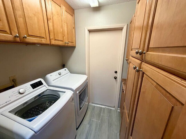 Building Photo - 423 Whispering Oaks Ct