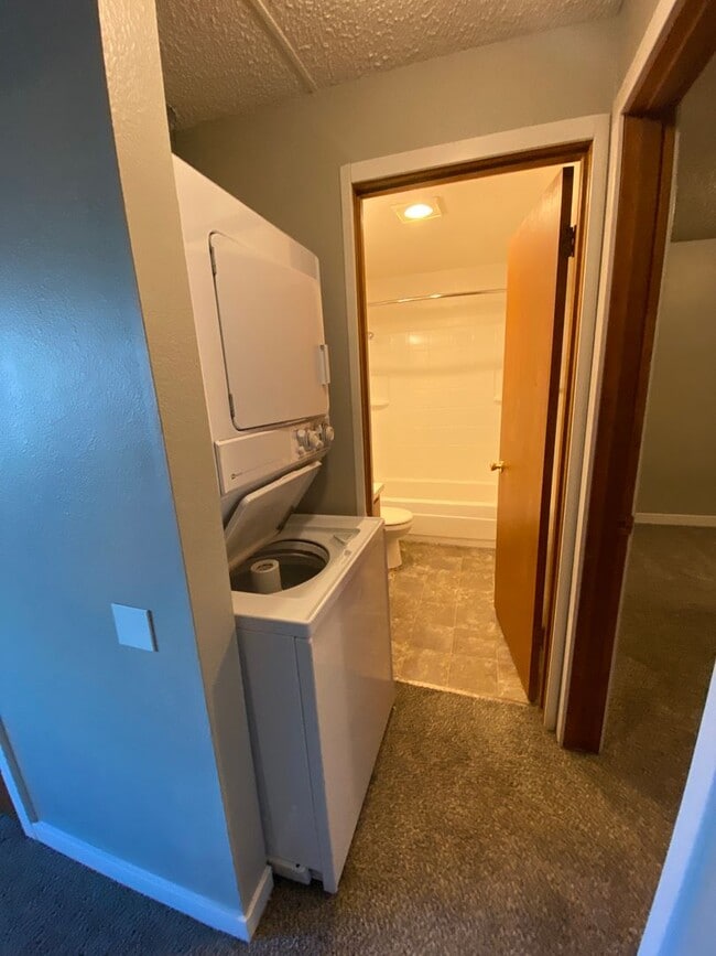 Building Photo - YAK017