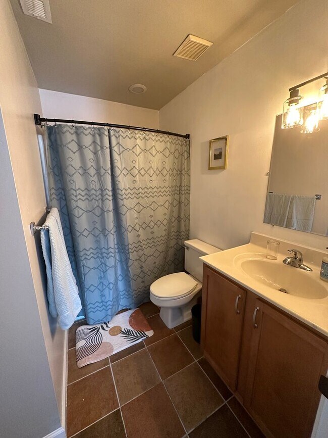 Building Photo - Beautiful Condo Block from the Bay!