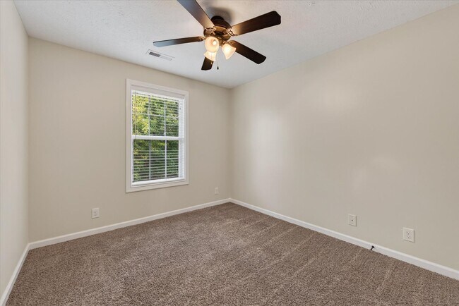 Building Photo - 566 Falkland Cir