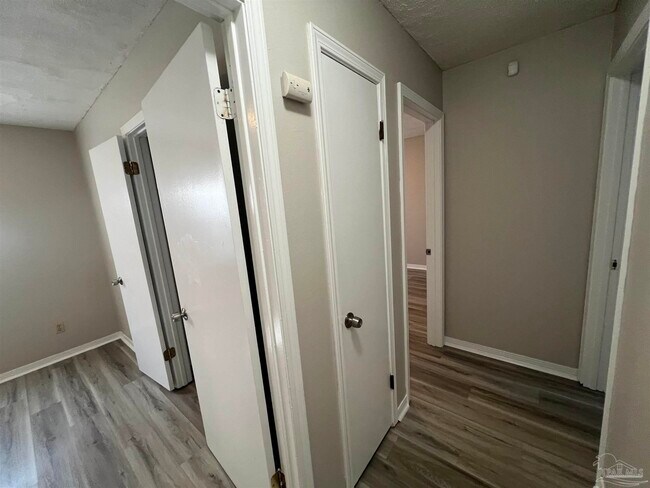 Building Photo - 842 Amberway Dr