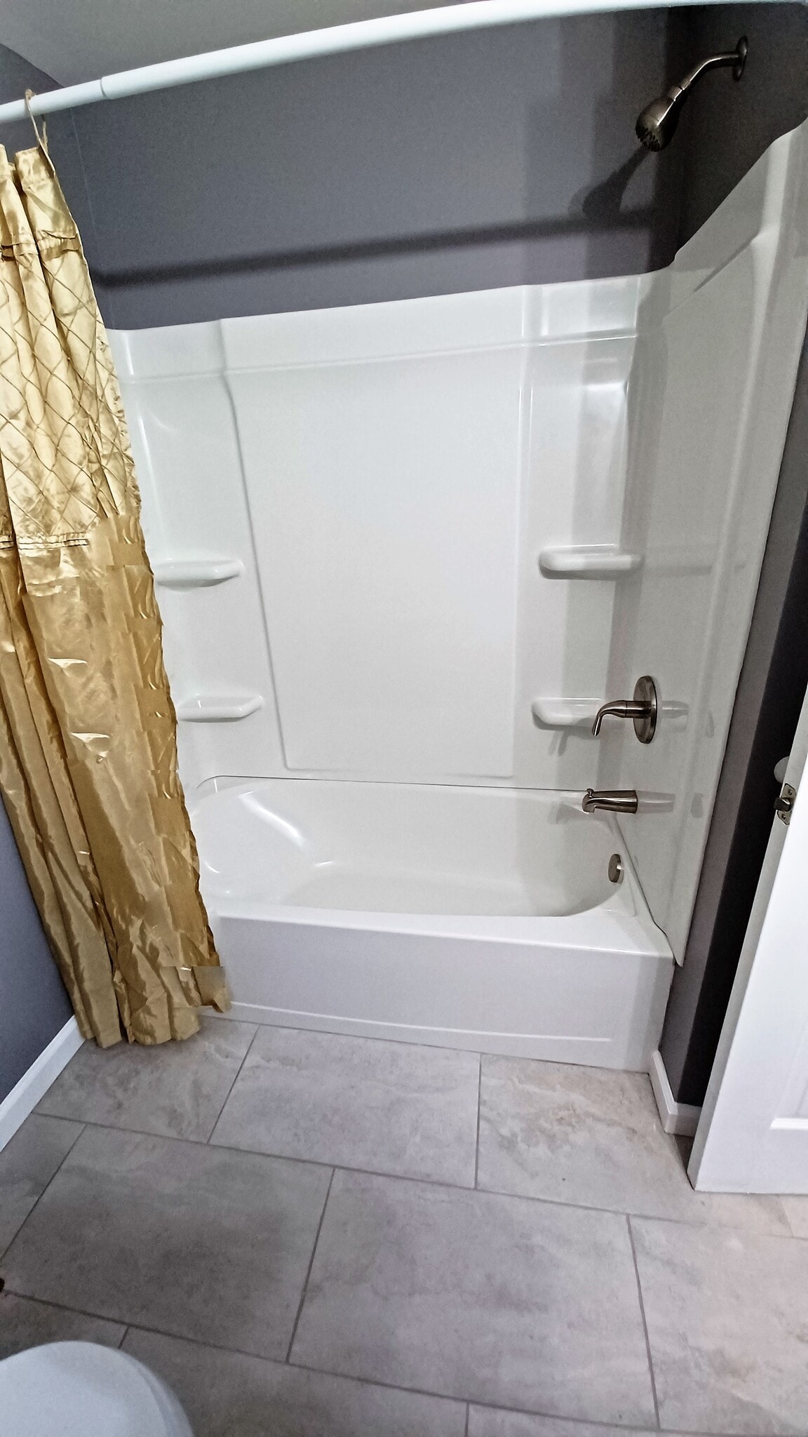 Full Bathroom - 135 Hamilton Ave