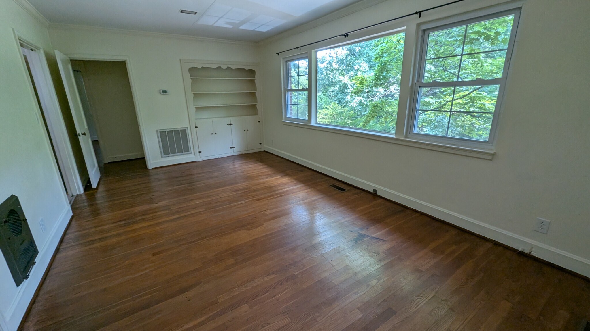 Living room - 104 S Germantown Rd