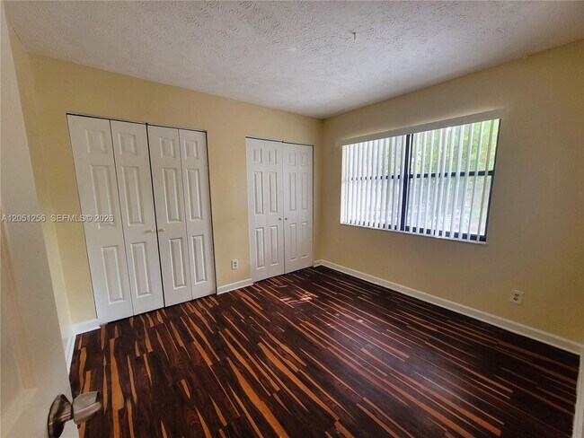 Building Photo - 307 S Ocean Dr