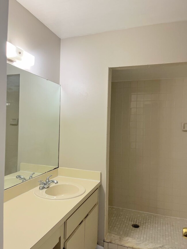 Building Photo - 2451 E Illiana St