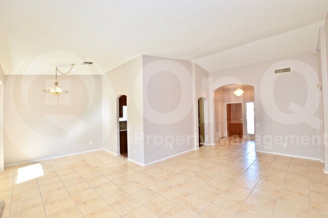 Building Photo - 598 S Neely St