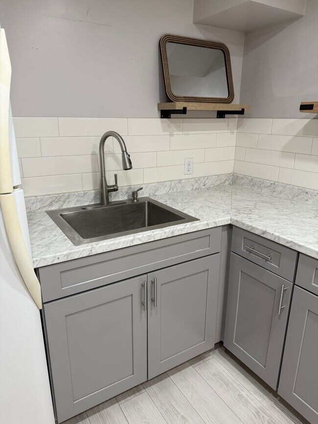 Building Photo - Dunbar Ave (121)