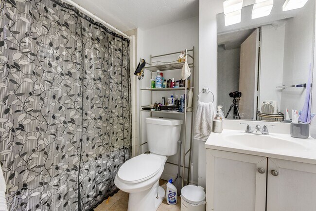 Building Photo - 2013.5 Gregory St