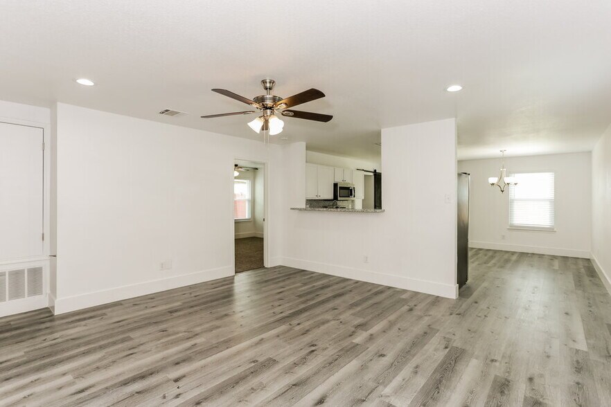 Building Photo - 1725 Vineridge Ln