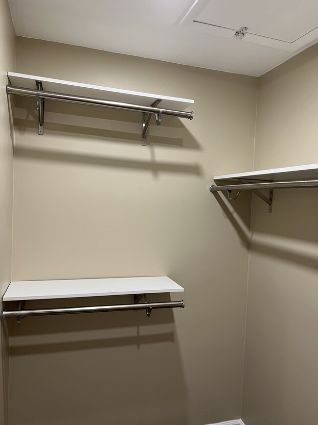 Bedroom #1 Walk-in - 1 - 149 W Kenilworth Cir