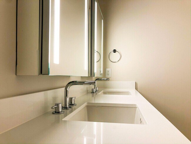 Building Photo - 1001 Queen St