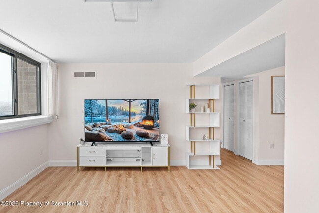 Building Photo - 220 Linden St