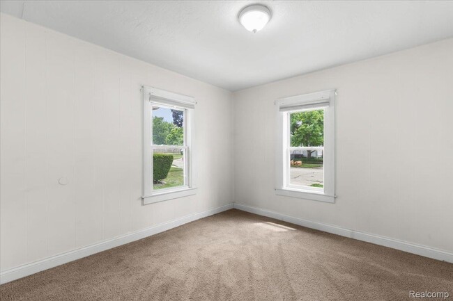 Building Photo - 125 E Brickley Ave