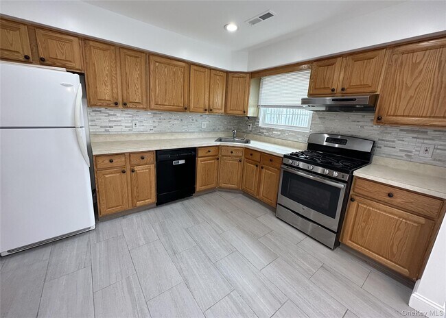 Building Photo - 256 Quassaick Ave