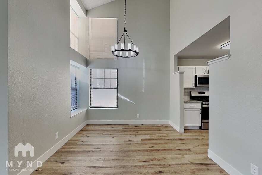 Building Photo - 4336 N Fox Point Dr
