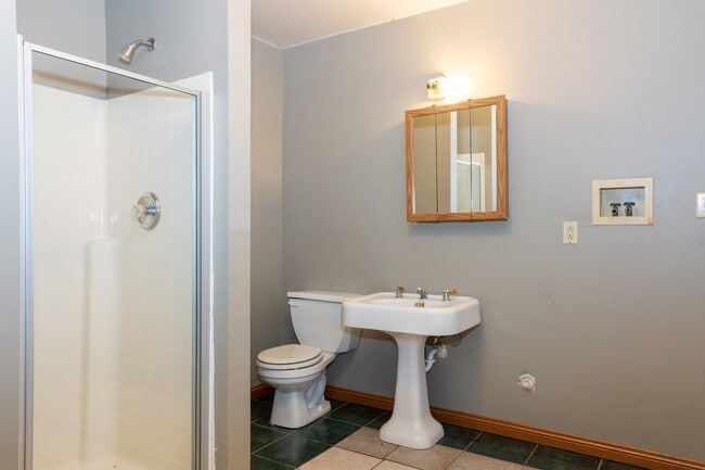 Building Photo - Centrally located bungalow!
