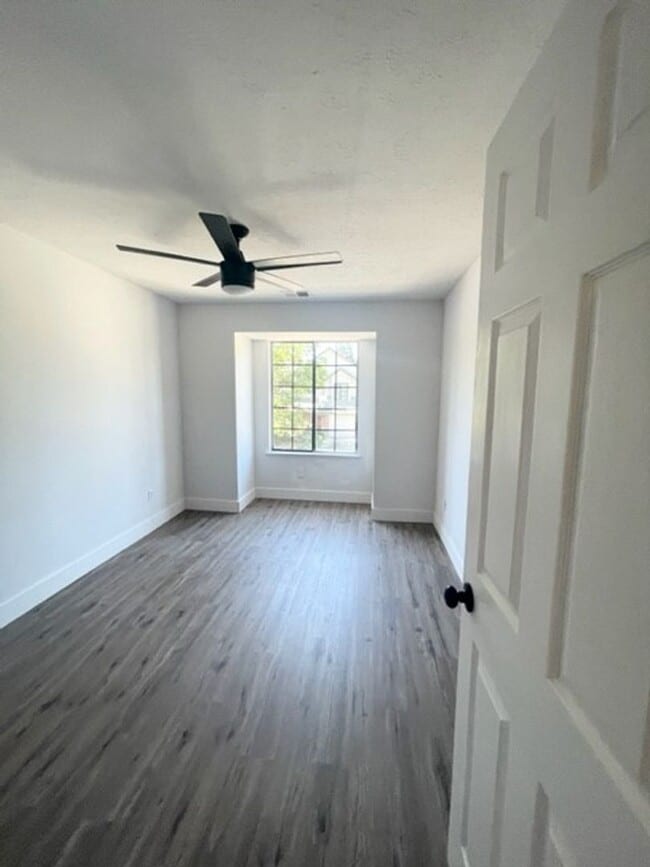 Building Photo - Darling Elk Grove Halfplex!