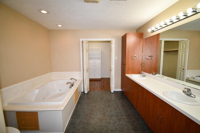 Building Photo - 604 Derouen St