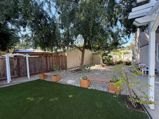 Building Photo - 328 Flaming Oak Dr