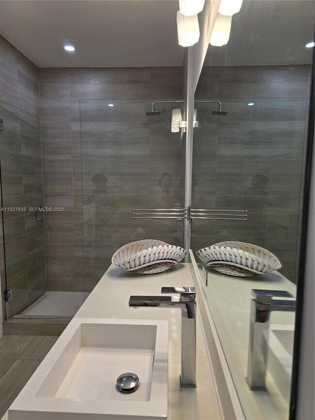 Building Photo - 1600 SW 1st Ave