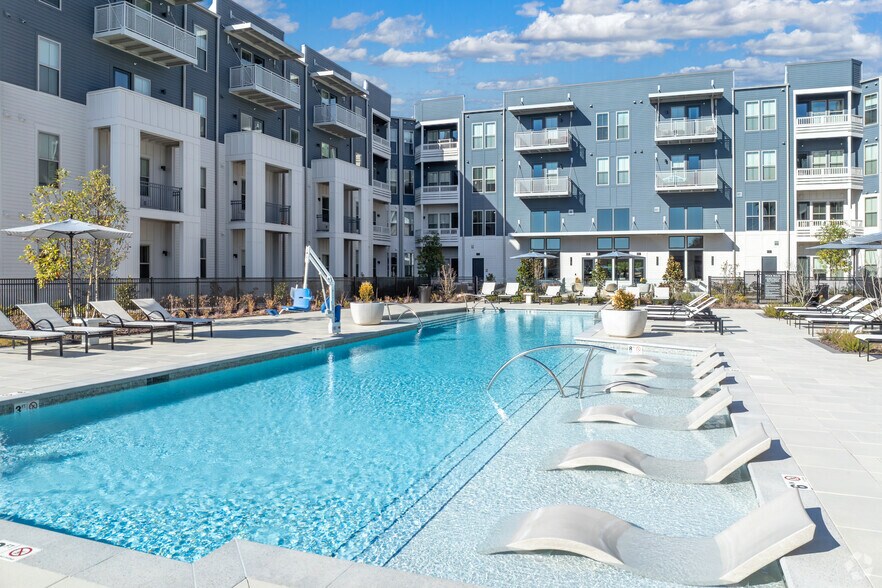 Resort Style Pool - Livano Liberty Park