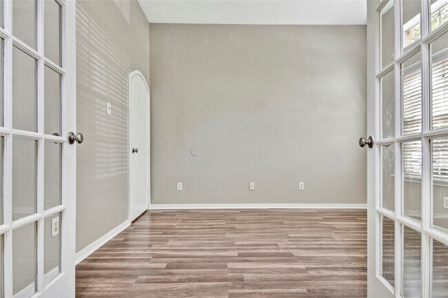 Building Photo - 5601 Savannah Woods Ln