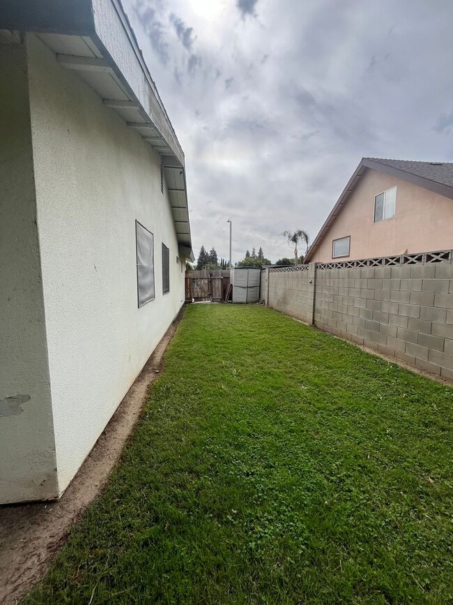 Building Photo - Charming home for rent in Tulare! Availabl...